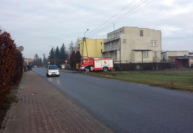 Wbił się w płot hurtowni