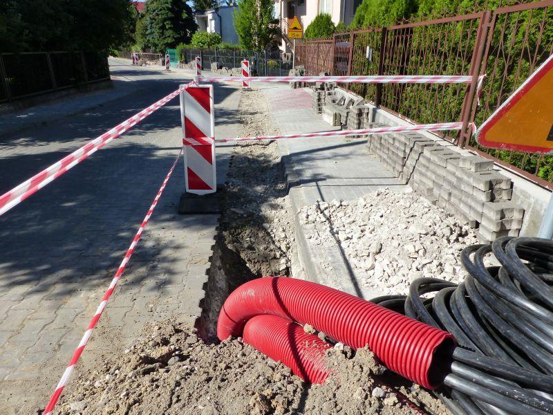 ZUK położył chodniki, PGE rozebrało