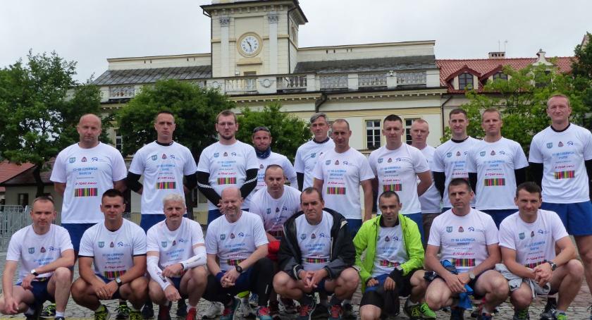 Biegnący pątnicy w drodze do Częstochowy