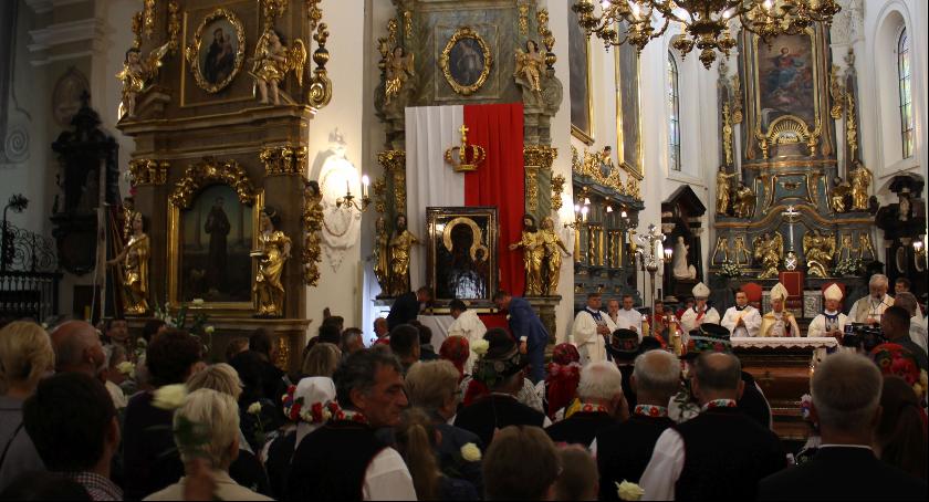 Czarna Madonna jest już w łowickiej katedrze