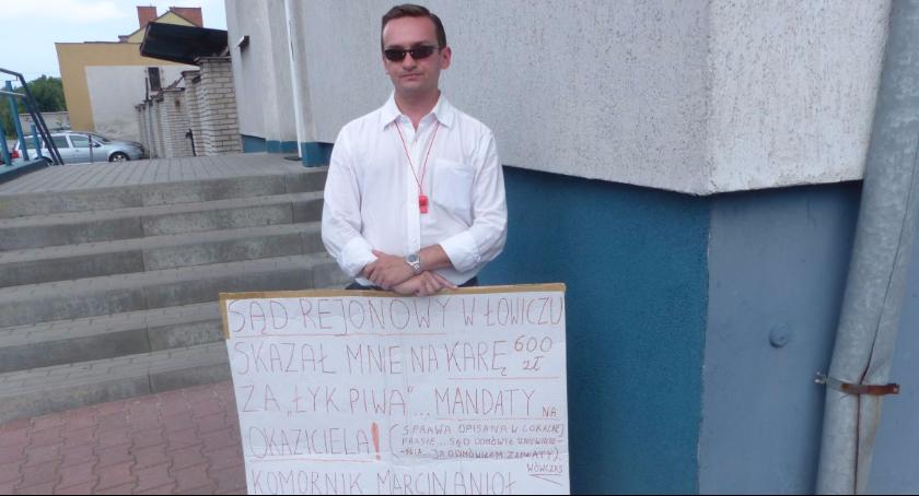 Łowiczanin pikietuje pod budynkiem sądu i policji