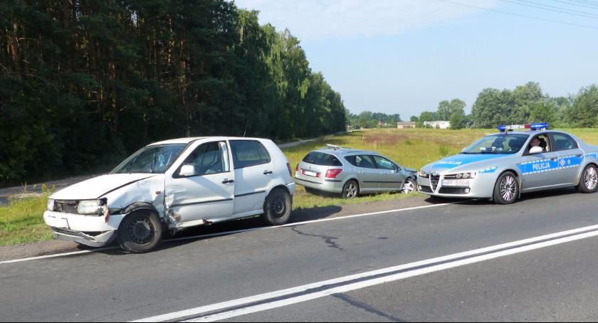 Zderzenie volkswagena i peugeota na DK 70