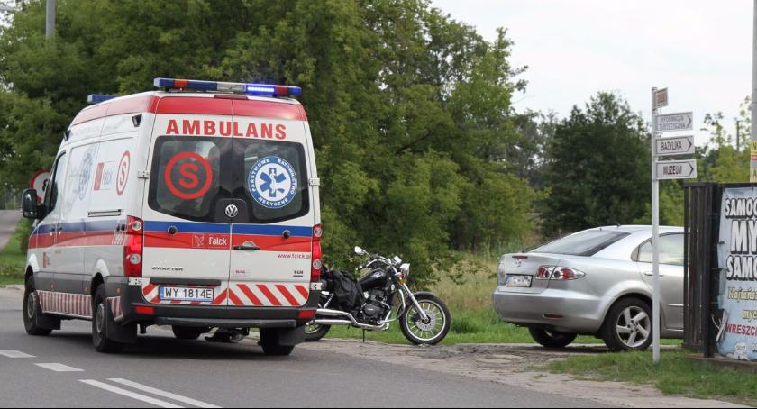 Zderzenie mazdy i motocykla Raven na Klickiego