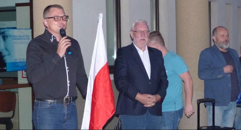 Manifestacja pod sądem i kontrmanifestacja po drugiej stronie ulicy