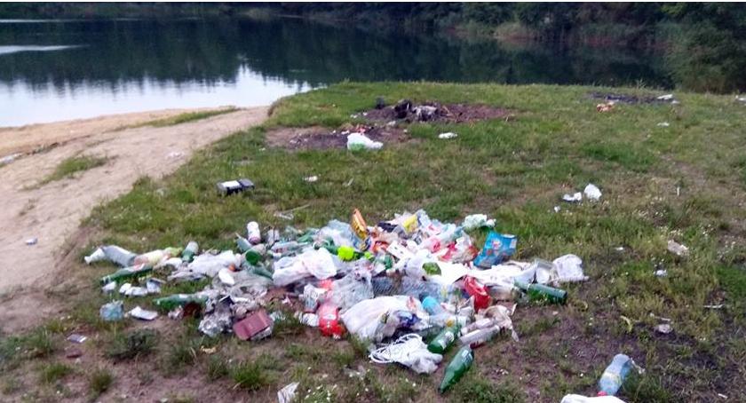Plaża na żwirowni pod Łowiczem: w godzinę zebrali 13 worków śmieci