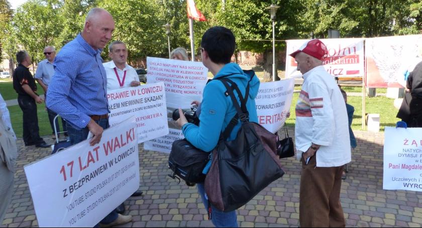 Pikieta osób pokrzywdzonych przez łowicki sąd