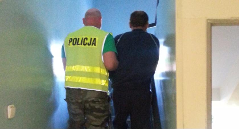 Rozbój na dworcu PKS w Łowiczu. Sprawcy w rękach policji