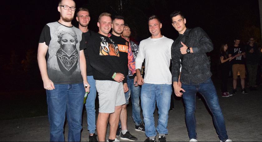Muzyczny wieczór na dziedzińcu ŁOK-u, czyli Quebo zawitał w Łowiczu