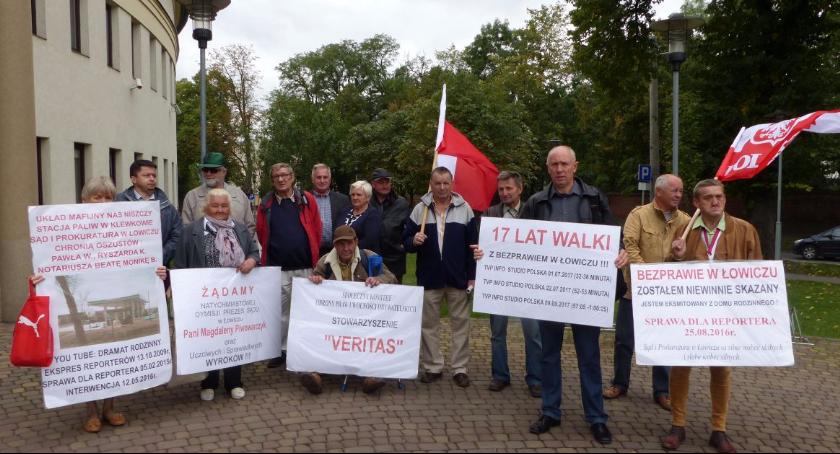 Pikieta osób pokrzywdzonych przez łowicki wymiar sprawiedliwości