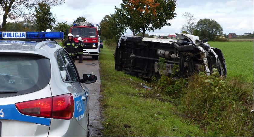Wypadek z udziałem samochodu kurierskiego 