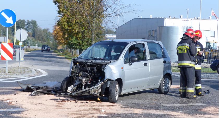 Ciężarowa scania zderzyła się z matizem w Kompinie
