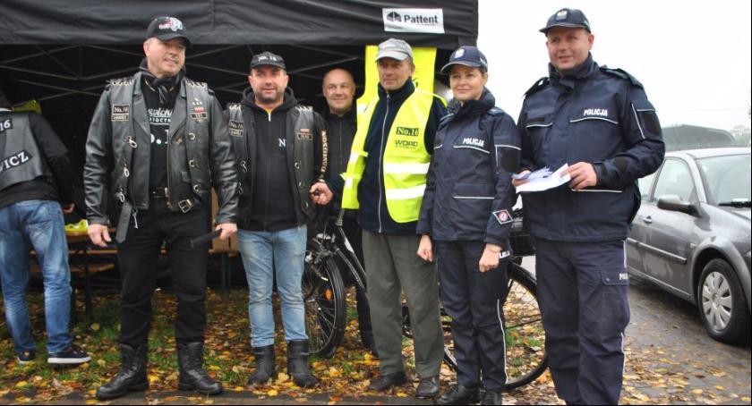 Kamizelki i elementy odblaskowe trafiły do pieszych i rowerzystów