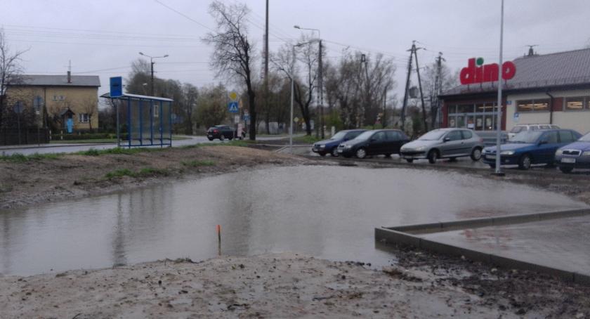Głęboki wykop przy nowym markecie w Łowiczu. Radny prosi o interwencję