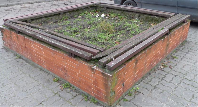 Rozbiorą stare i pobudują nowe rabaty z ławkami na targowisku