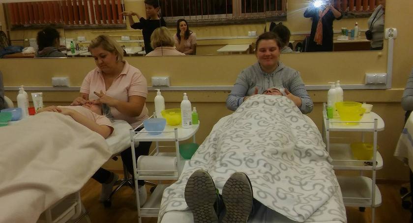 Dziewczęta z internatu SOSz-W w Łowiczu na zabiegach kosmetycznych