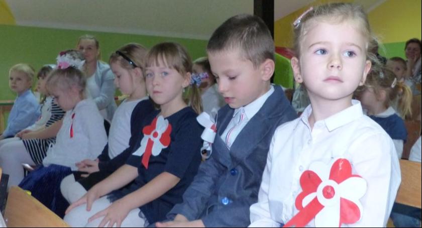Przedszkolaki śpiewały piosenki żołnierskie