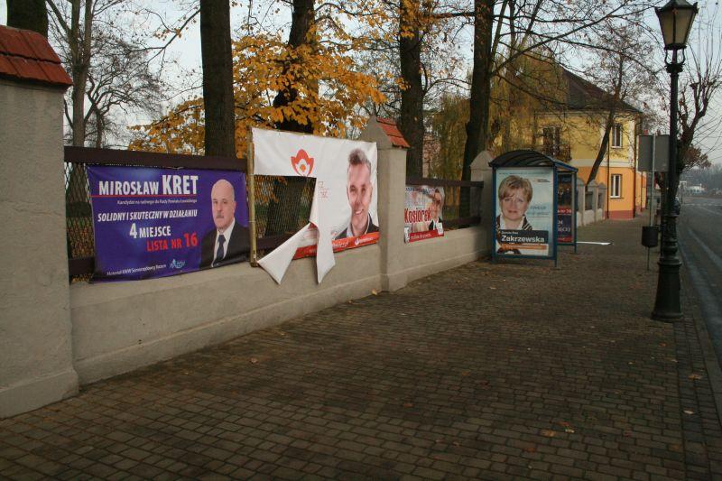 Zniszczone plakaty wyborcze na Mostowej