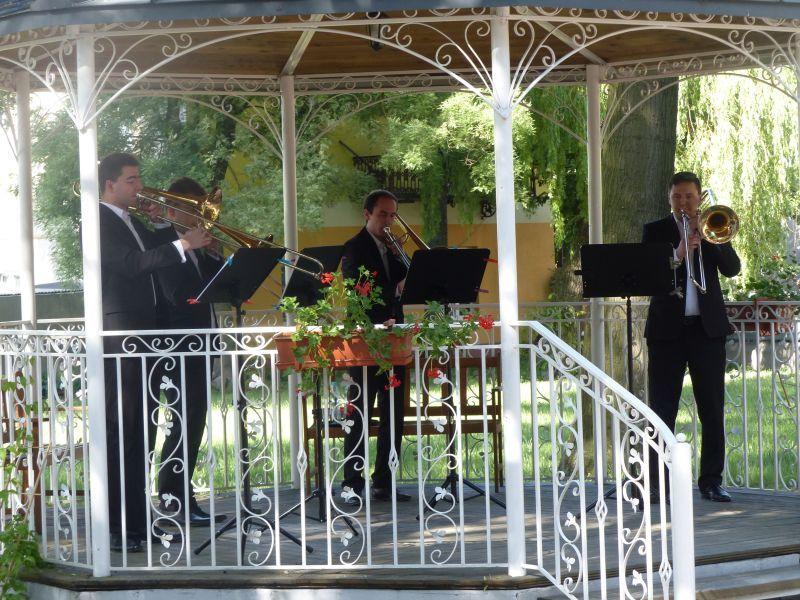Czterech puzonistów zagrało w Ogrodzie Saskim