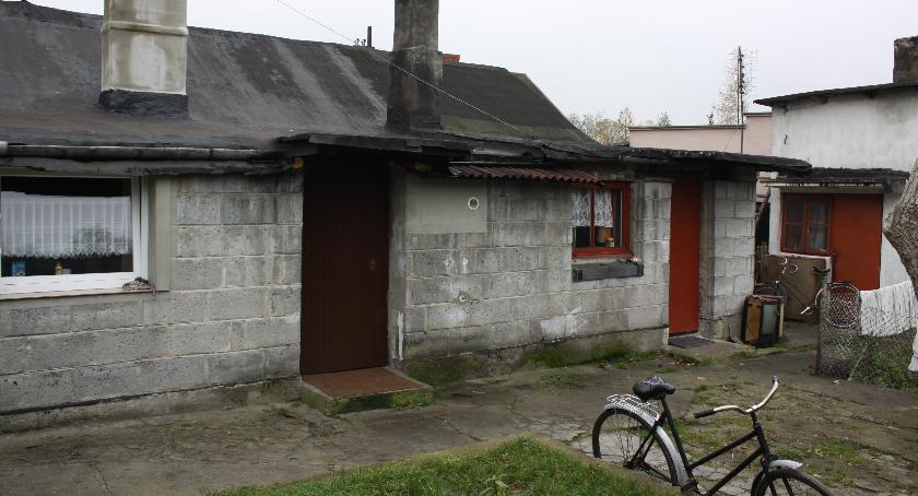 Staruszek z Bełchowa od lat prześladuje najbliższych - tak twierdzą jego córka i wnuczka