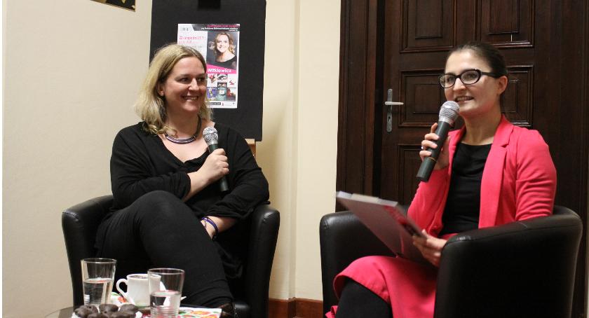 Magdalena Witkiewicz w Łowiczu. Ciepłe i pełne humoru spotkanie z pisarką