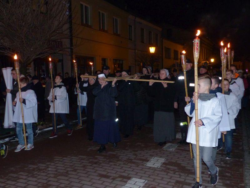 Łowiczanie podążali za krzyżem