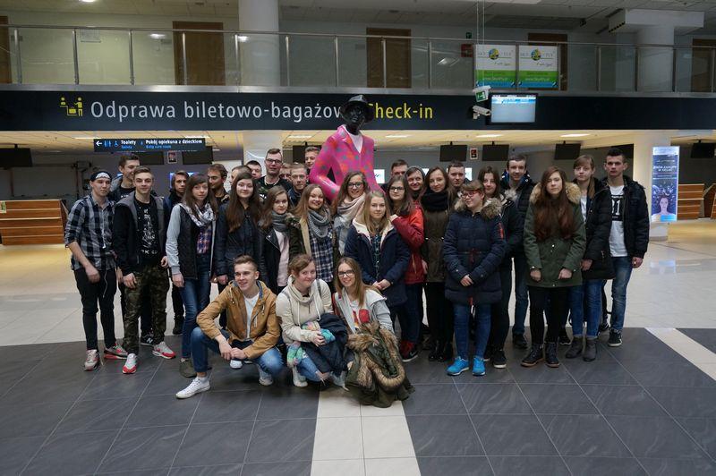 Przyszli spedytorzy zwiedzili łódzkie lotnisko