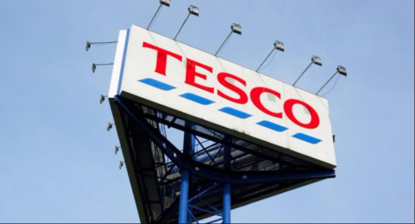 Poranna ewakuacja klientów Tesco