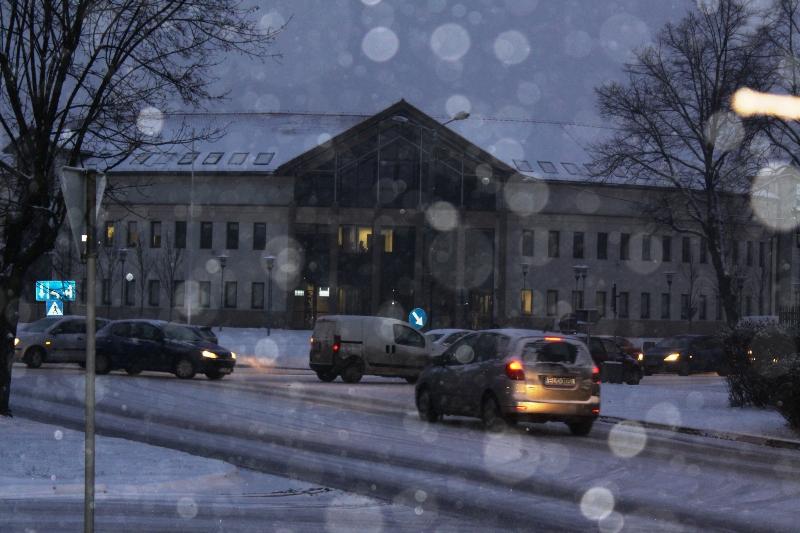 Mikołajkowy śnieg nieprzyjemny dla kierowców