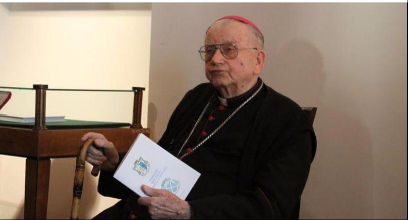 Biskup Alojzy Orszulik odznaczony krzyżem św. Wiktorii