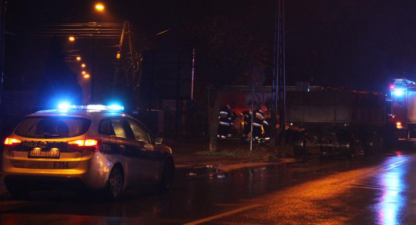 Kolizja w Łowiczu. Ciągnik zderzył się z fiatem punto - Aktualizacja
