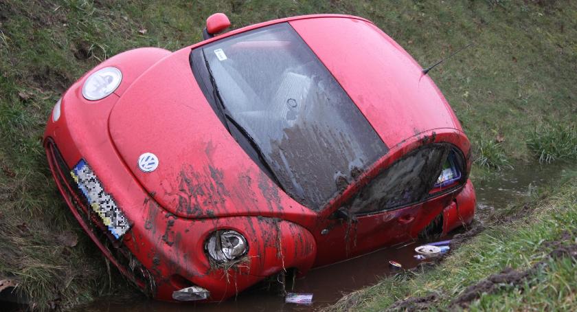 Volkswagen wjechał do rowu pod Nieborowem