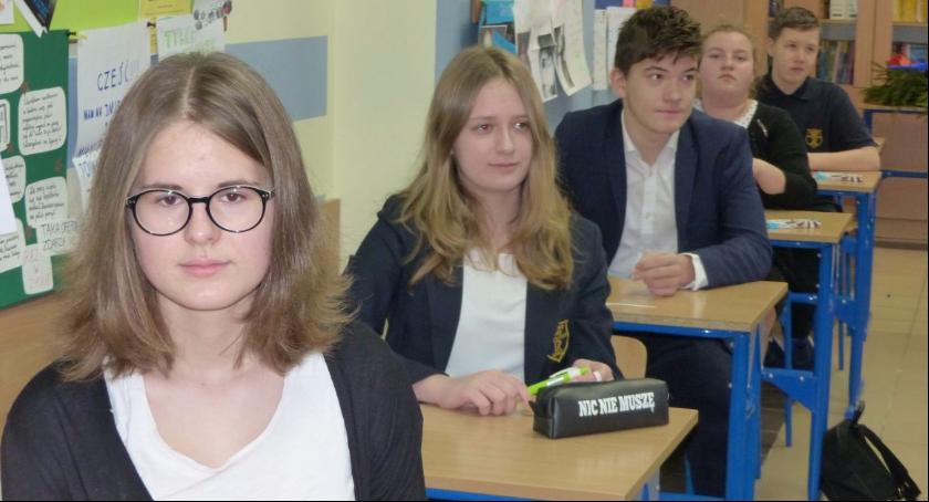 Gimnazjaliści rozwiązywali test i pisali wypracowanie w konkursie czytelniczym
