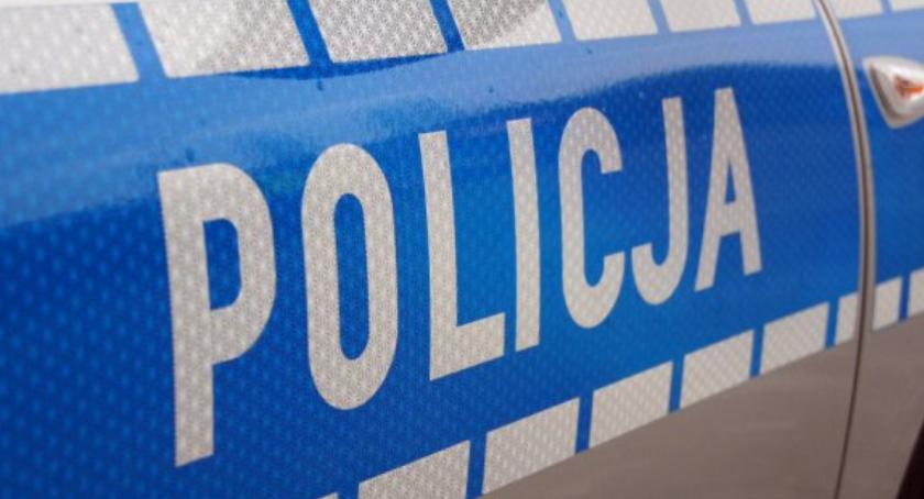 Łyszkowice: 46-latek kierował i pił alkohol. Uderzył w zaparkowane auto