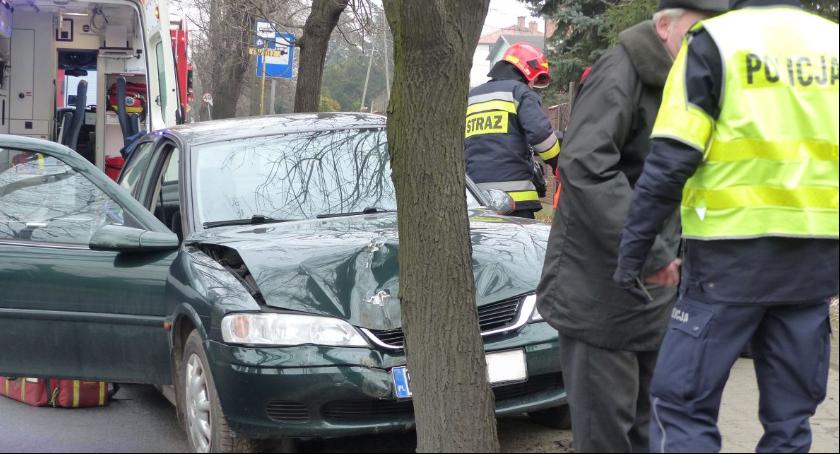 Opel uderzył w drzewo na Armii Krajowej