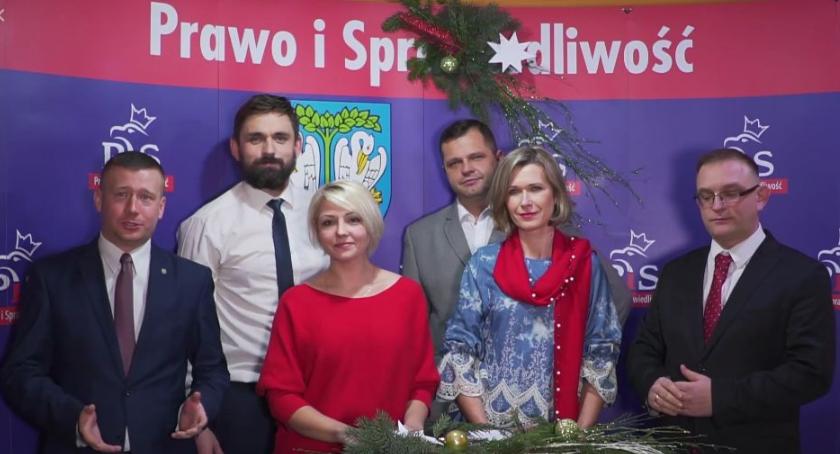 Dla sympatyków i hejterów. Świąteczne życzenia od łowickiego PiS-u
