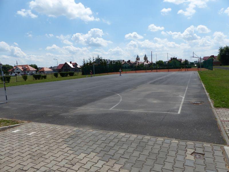 Firma z Rzekunia pobuduje tartanowe boisko przy ZSzOI