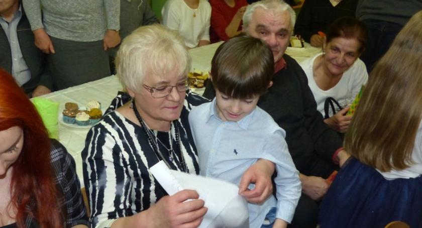 Kwiatki, krawaty i portrety dla babć i dziadków 
