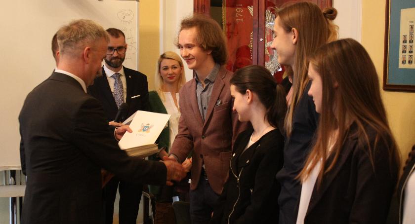 Wręczono stypendia i nagrody burmistrza Łowicza (ZDJĘCIA)