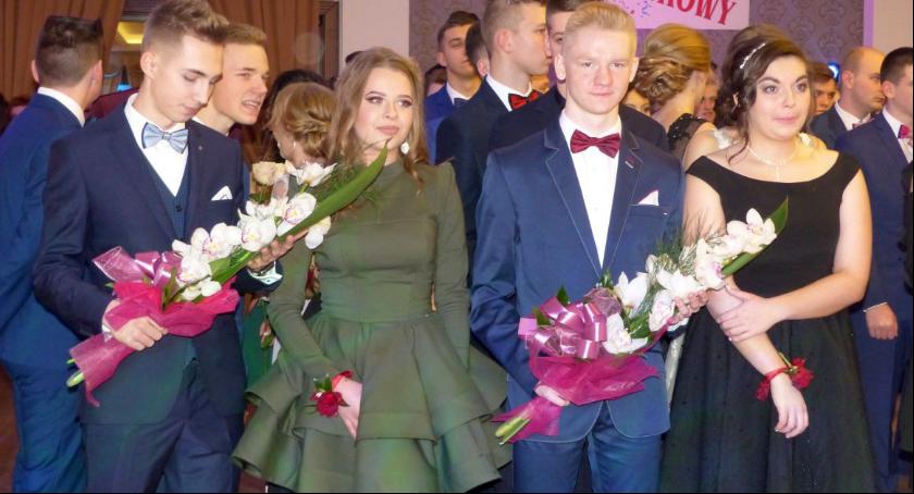 Licealiści z II LO bawią się w Dworze Soplicowo