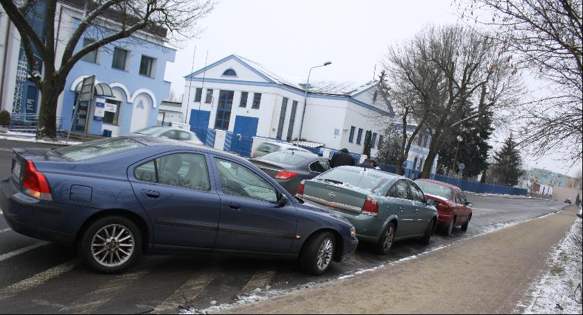 Potrącenie w Alejkach Sienkiewicza, kolizja trzech aut na Mostowej