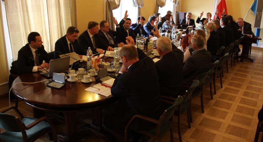 Pomnik smoleński w Łowiczu. Gorąca dyskusja na sesji Rady Miejskiej (VIDEO)
