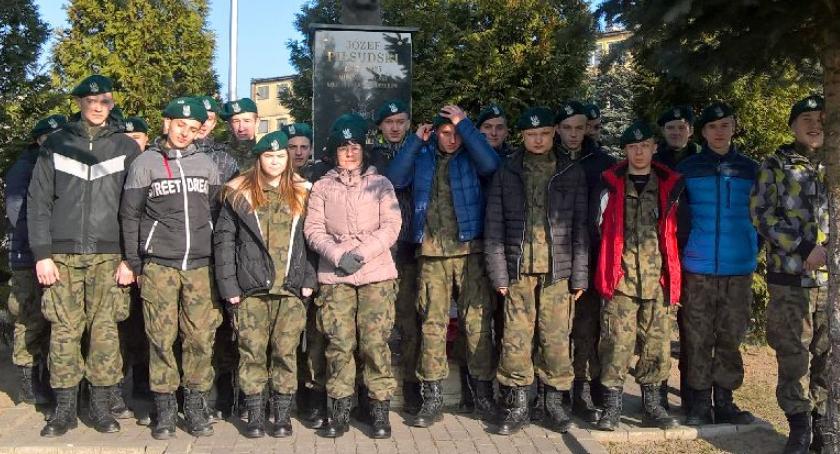 Uczniowie klasy mundurowej z ZSP nr 1 poznawali siedzibę I Batalionu Kawalerii Powietrznej w Leźnicy