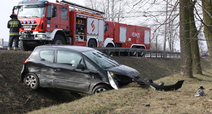 Zdarzenie drogowe na trasie poznańskiej. Mitsubishi w rowie