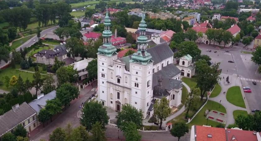 Szlakiem miejsc niezwykłych do Łowicza. Bazylika katedralna okiem kamery