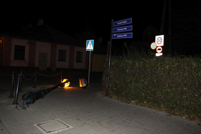 Wywrócona latarnia przy ul. 3 Maja