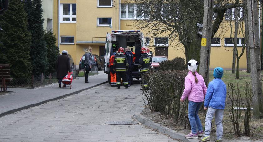 Strażacy pomogli dostać się do starszego mężczyzny