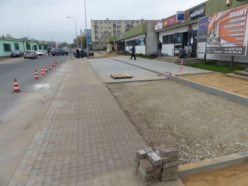 ZUK buduje chodnik i miejsca postojowe 