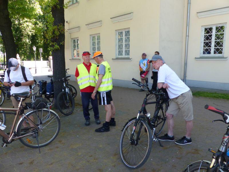 Piękne słońce towarzyszy cyklistom w drodze do Nieborowa