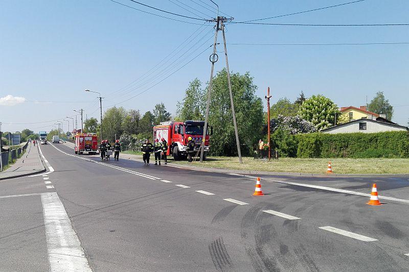 Kierowca dał plamę, a strażacy sprzątają