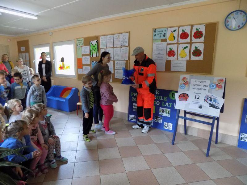 Ratownicy z Falcku z wizytą u przedszkolaków